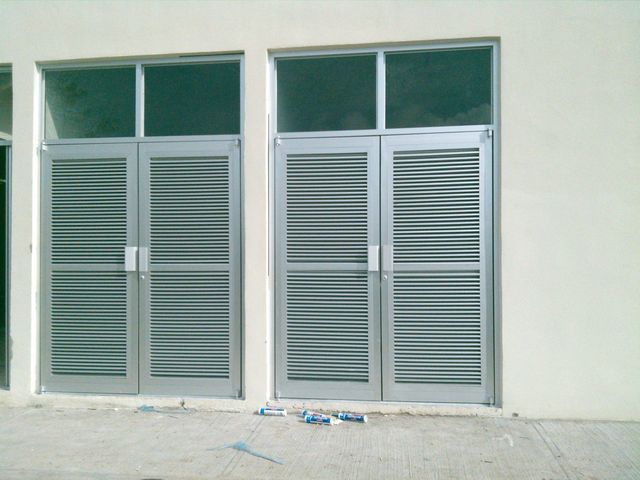 PUERTAS TIPO LOUVER DE ALUMINIO