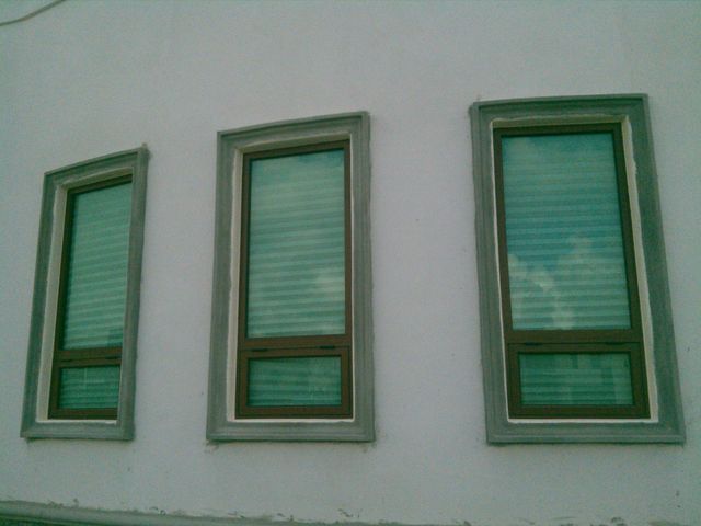 VENTANAS DE PROYECCION CON ACABADO MADERA